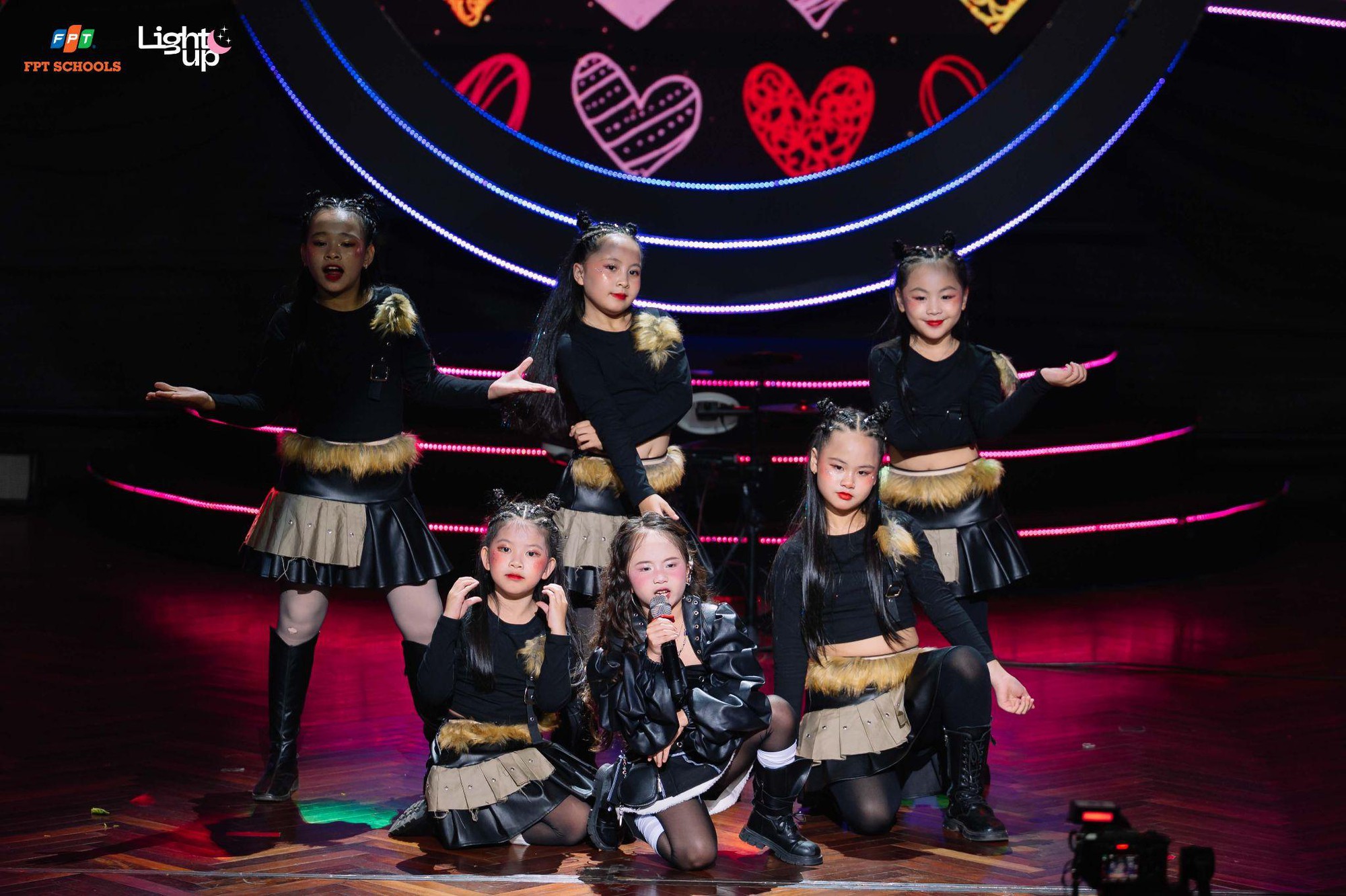 Chung kết toàn quốc Light Up 2025 thành đại nhạc hội tiếng Anh đỉnh cao, ca sĩ Orange cùng dàn Giám khảo "wow" liên tục- Ảnh 4.