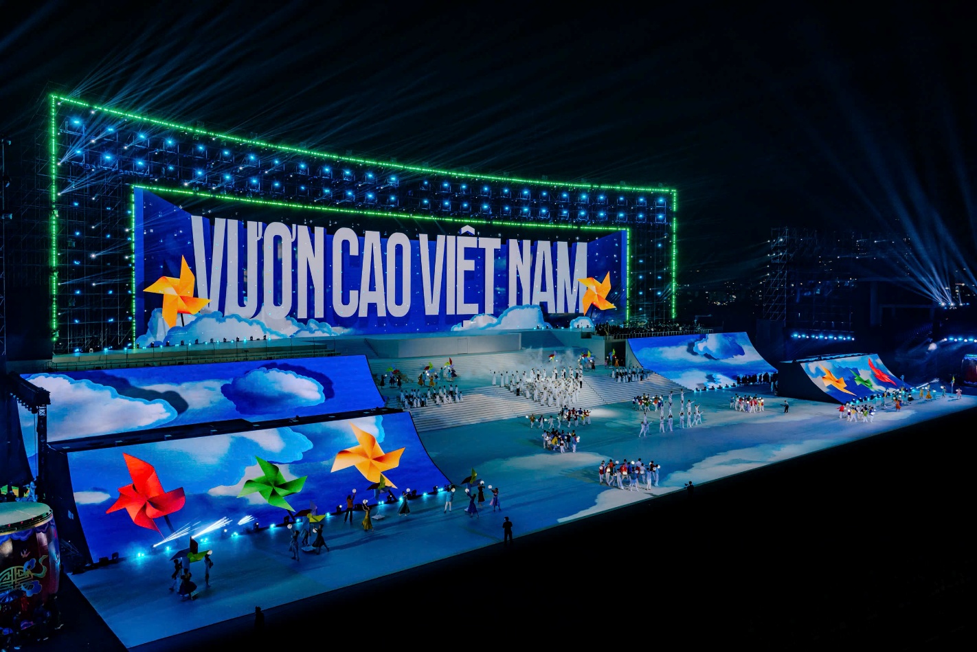 “Dưới lá cờ vẻ vang của Đảng” góp phần viết tiếp trang sử hào hùng của dân tộc- Ảnh 5. “Dưới lá cờ vẻ vang của Đảng” góp phần viết tiếp trang sử hào hùng của dân tộc- Ảnh 5.