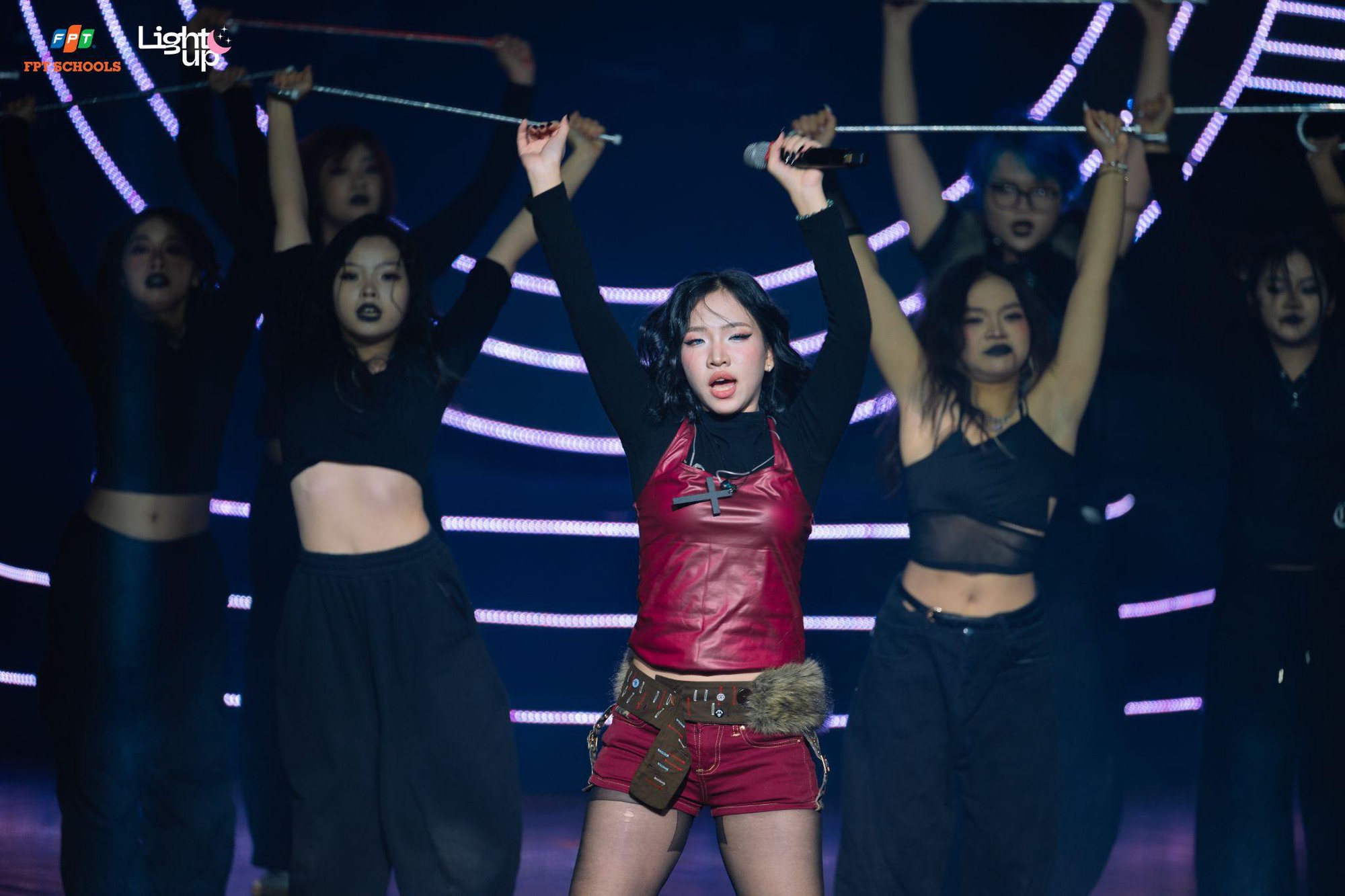 Chung kết toàn quốc Light Up 2025 thành đại nhạc hội tiếng Anh đỉnh cao, ca sĩ Orange cùng dàn Giám khảo "wow" liên tục- Ảnh 5.