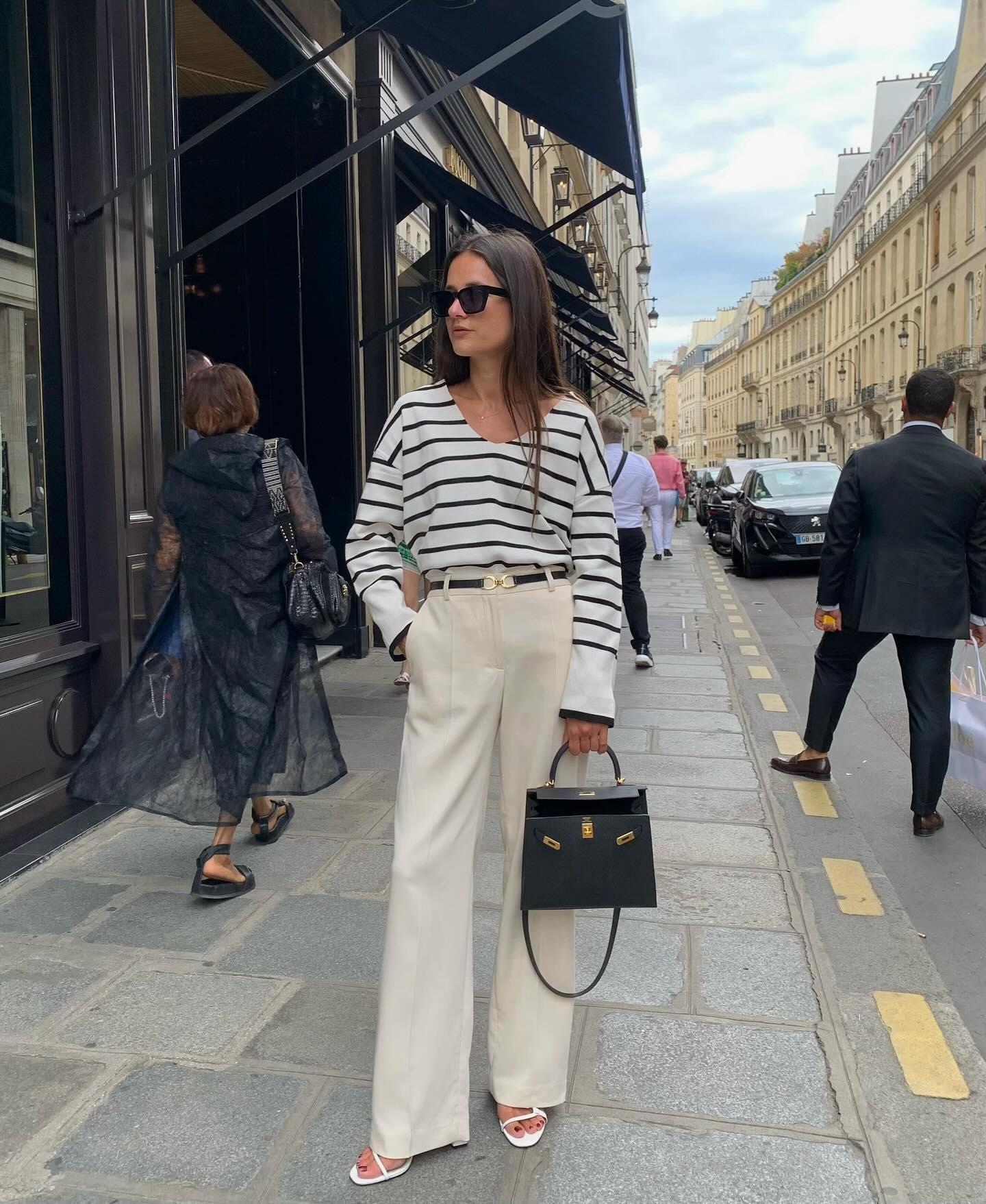 Style của phụ nữ Pháp sang trọng mọi lúc mọi nơi, hóa ra là nhờ 5 mẫu áo dài tay- Ảnh 3.