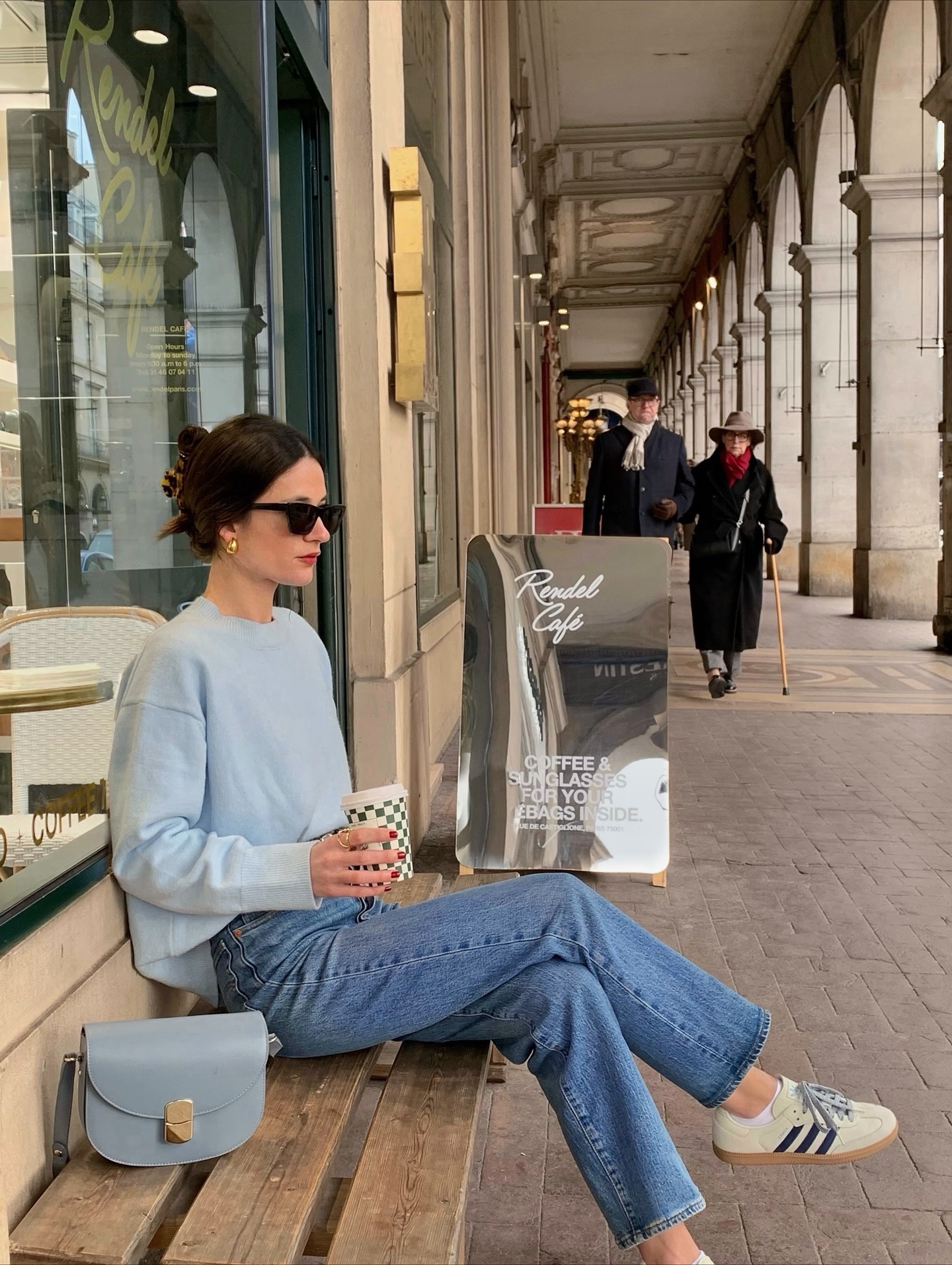 Style của phụ nữ Pháp sang trọng mọi lúc mọi nơi, hóa ra là nhờ 5 mẫu áo dài tay- Ảnh 5.