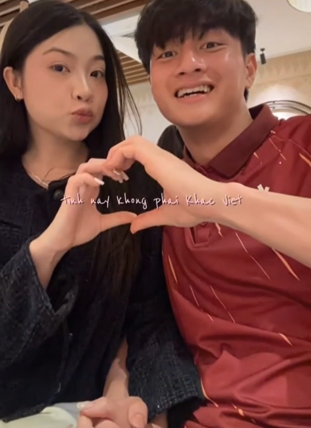 Thủ môn hotboy Cao Văn Bình U23 Việt Nam đã có bạn gái xinh xắn, tình cảm cỡ này, hội fangirl "bít cửa"- Ảnh 1.