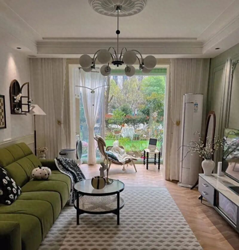 Bất chấp mọi lời khuyên, mua căn hộ tầng một có sân: Sáu tháng sau, chủ nhân phải bật khóc khi rao bán lại- Ảnh 1.