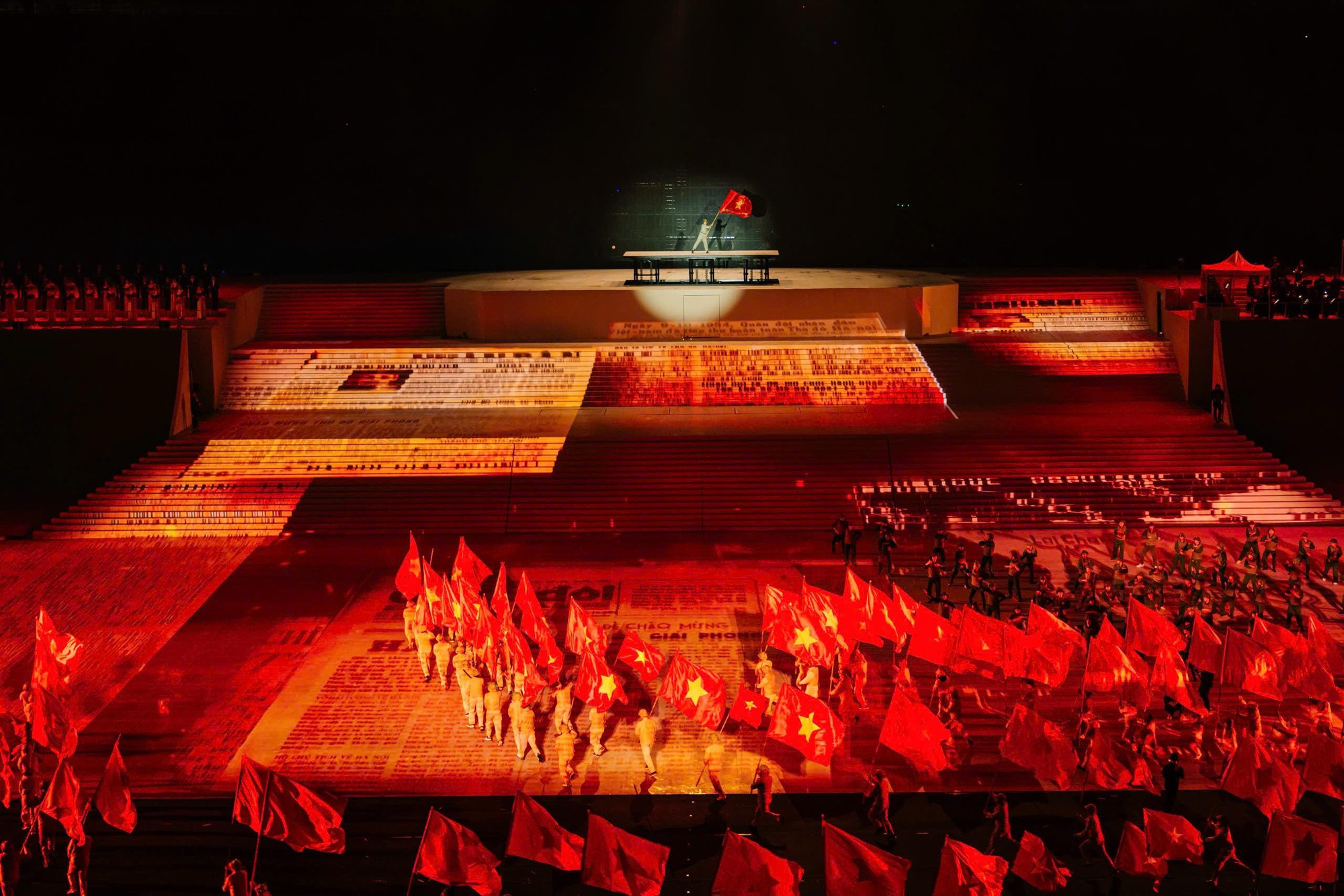 Khoảnh khắc thăng hoa tại concert Dưới lá cờ vẻ vang của Đảng- Ảnh 1.