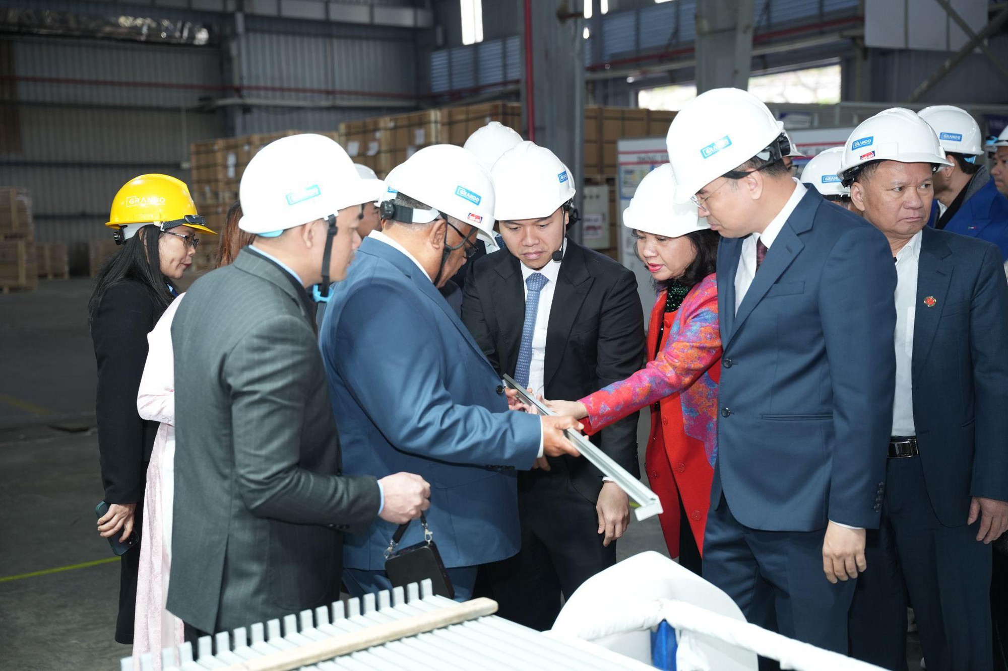 Thủ tướng Vanuatu tham quan "trụ cột" ngành nhôm Việt- Ảnh 5. Thủ tướng Vanuatu tham quan "trụ cột" ngành nhôm Việt- Ảnh 5.