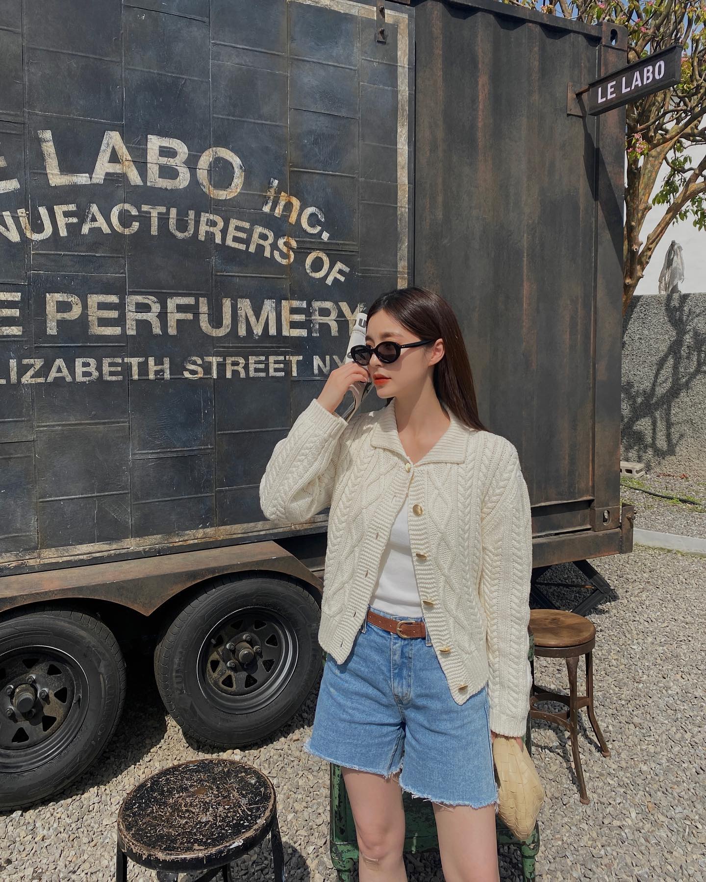 Cách đơn giản nhất để sành điệu hơn chính là mặc đồ màu trắng- Ảnh 1.