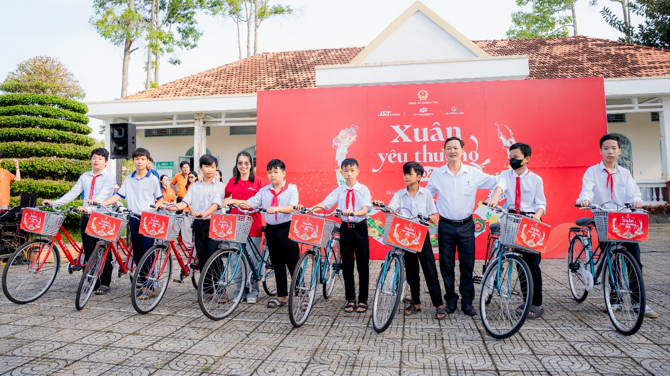 Mùa xuân trên những chuyến xe, chở tấm lòng sẻ chia của tuổi trẻ- Ảnh 1.