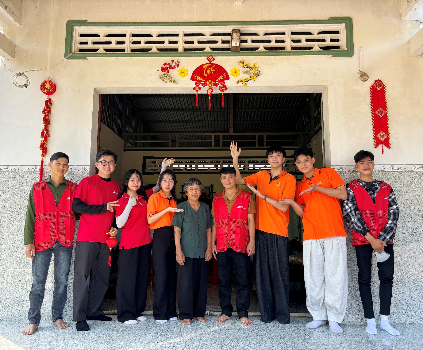 Mùa xuân trên những chuyến xe, chở tấm lòng sẻ chia của tuổi trẻ- Ảnh 2.