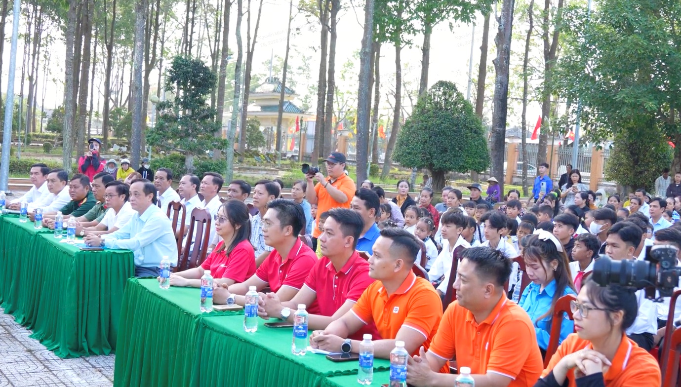 Mùa xuân trên những chuyến xe, chở tấm lòng sẻ chia của tuổi trẻ- Ảnh 4.