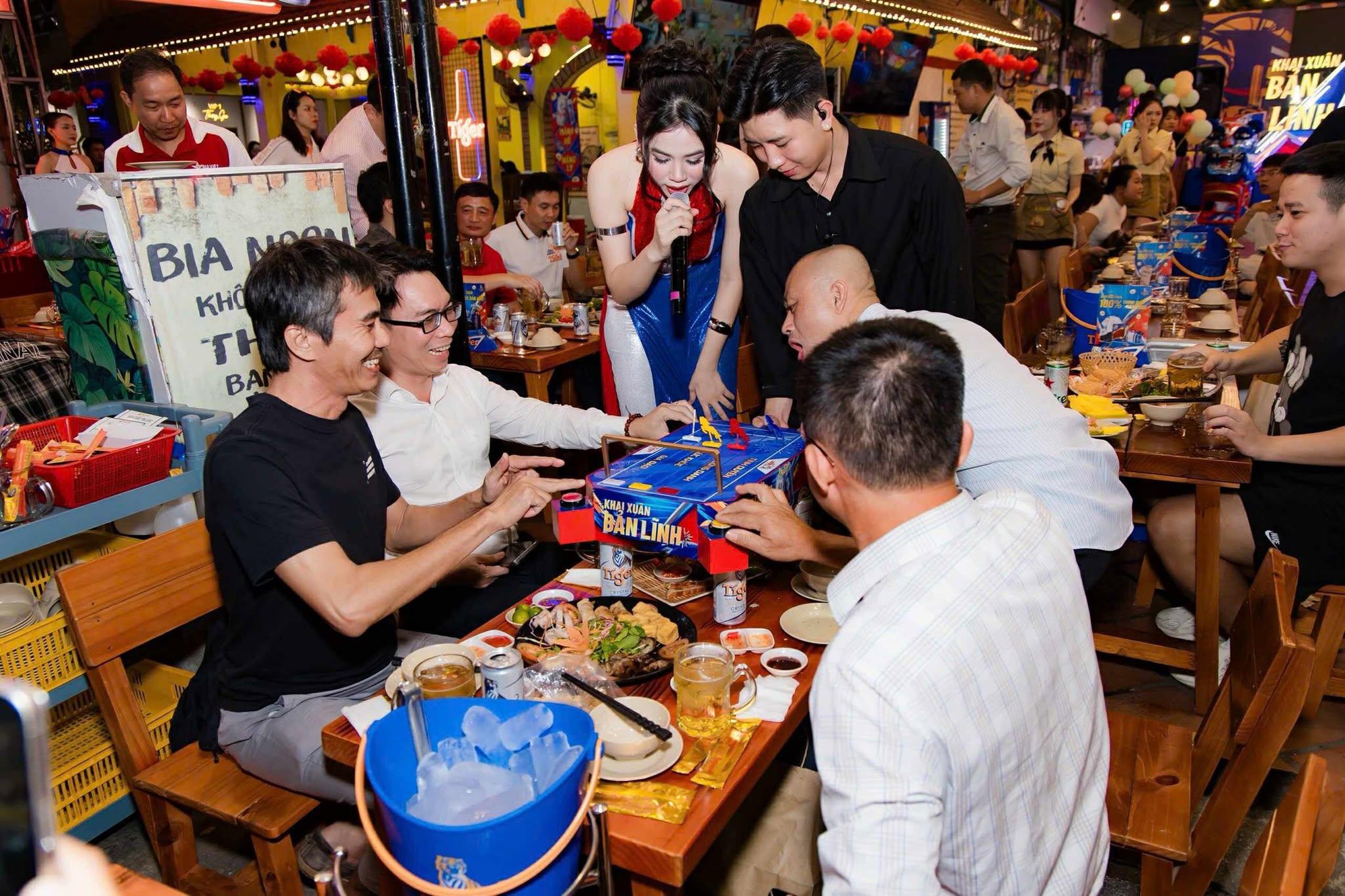 Hàng quán khắp thành phố đồng loạt mở điểm Săn Lộc Bản Lĩnh, khuấy động không khí Tết- Ảnh 5.