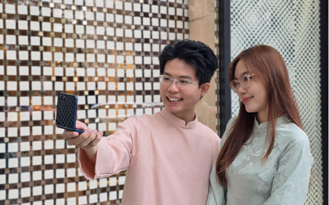 Tết là lúc người trẻ muốn làm mới mọi thứ, kể cả chiếc điện thoại- Ảnh 1.