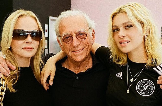 Vì sao nhà Beckham sợ nhà thông gia? Chân dung ‘tỷ phú bắt nạt’ đứng sau bài "phốt" nổi loạn của Brooklyn- Ảnh 3.