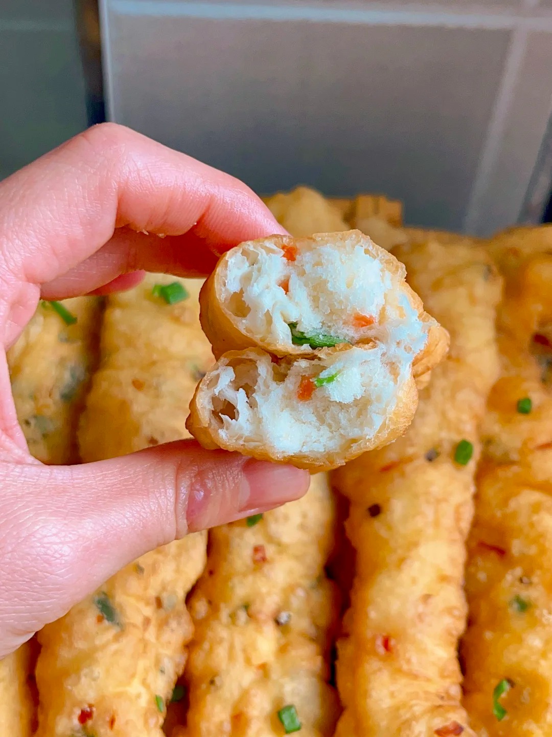 Không cần nhào bột lâu hay dậy sớm, tôi đã làm ra mẻ quẩy rau củ giòn tan khiến cả nhà "tranh nhau" sáng nay- Ảnh 6.