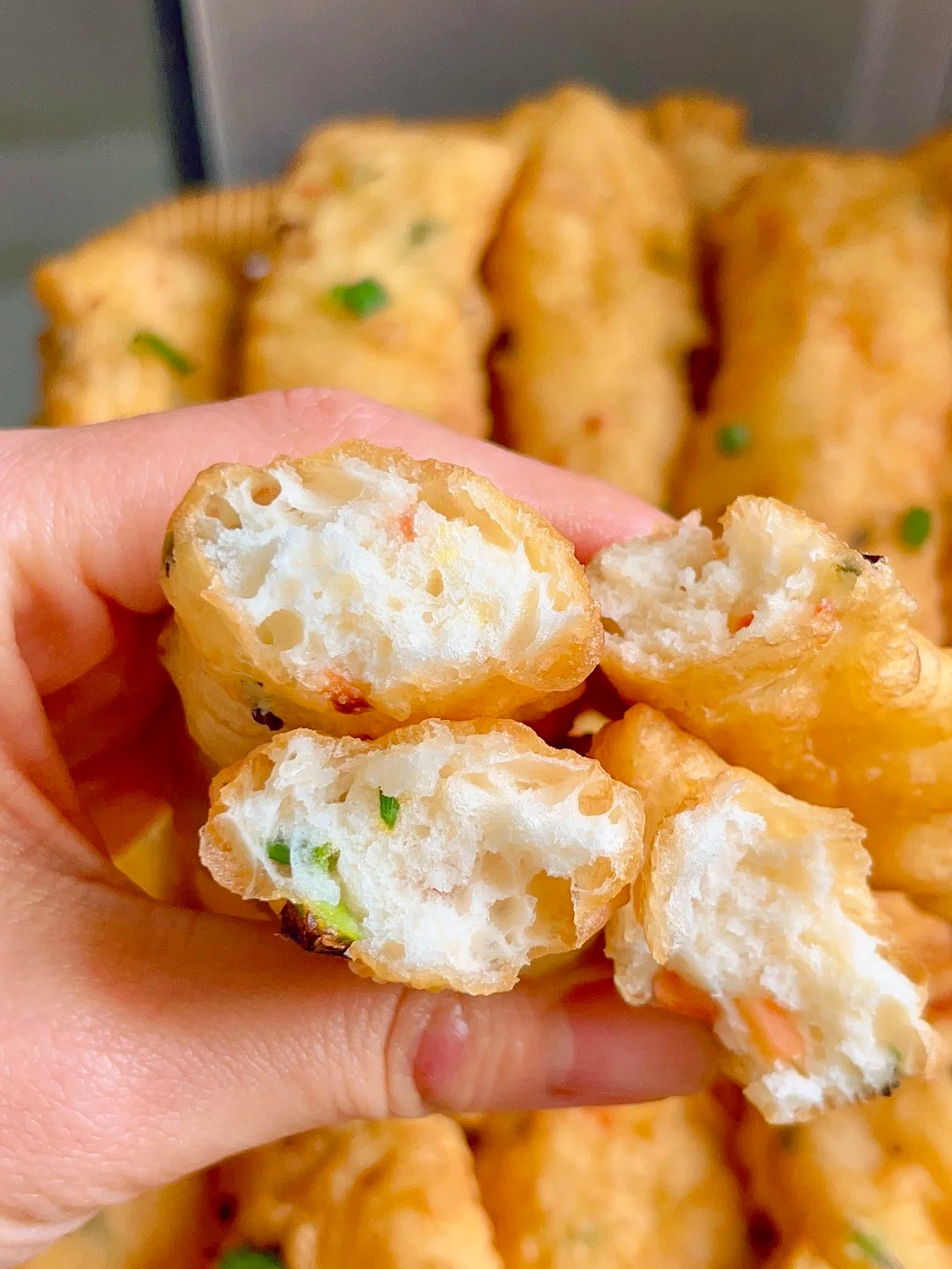 Không cần nhào bột lâu hay dậy sớm, tôi đã làm ra mẻ quẩy rau củ giòn tan khiến cả nhà "tranh nhau" sáng nay- Ảnh 5.