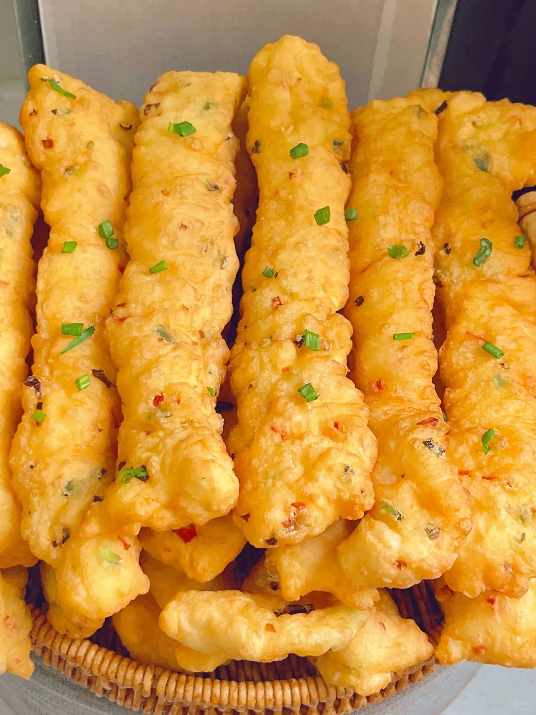 Không cần nhào bột lâu hay dậy sớm, tôi đã làm ra mẻ quẩy rau củ giòn tan khiến cả nhà "tranh nhau" sáng nay- Ảnh 1.