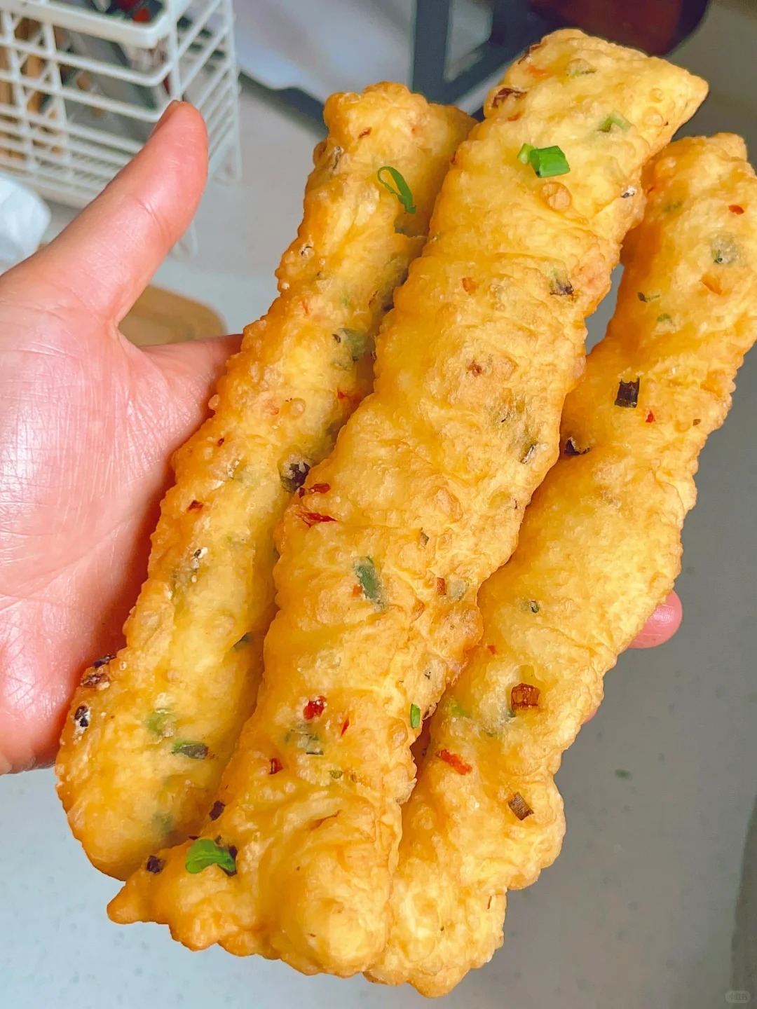 Không cần nhào bột lâu hay dậy sớm, tôi đã làm ra mẻ quẩy rau củ giòn tan khiến cả nhà "tranh nhau" sáng nay- Ảnh 2.