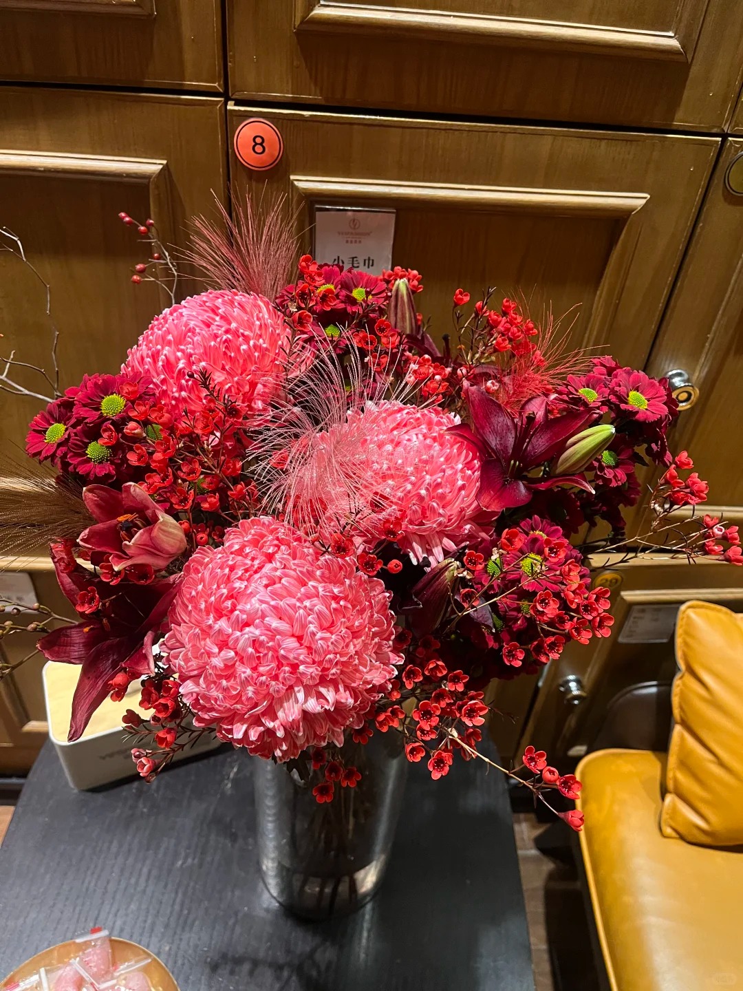 Chi hơn 300k rước bình hoa "khổng lồ" về nhà: Loài hoa định nghĩa lại hai chữ "phú quý" cho phòng khách ngày xuân- Ảnh 4.