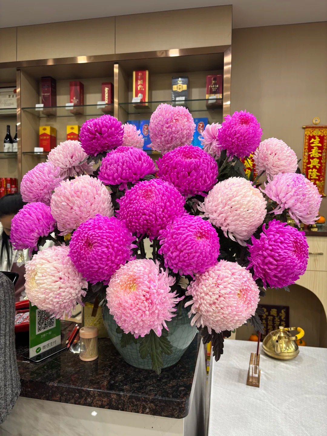 Chi hơn 300k rước bình hoa "khổng lồ" về nhà: Loài hoa định nghĩa lại hai chữ "phú quý" cho phòng khách ngày xuân- Ảnh 5.