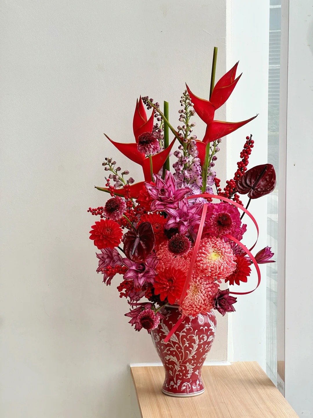 Chi hơn 300k rước bình hoa "khổng lồ" về nhà: Loài hoa định nghĩa lại hai chữ "phú quý" cho phòng khách ngày xuân- Ảnh 6.