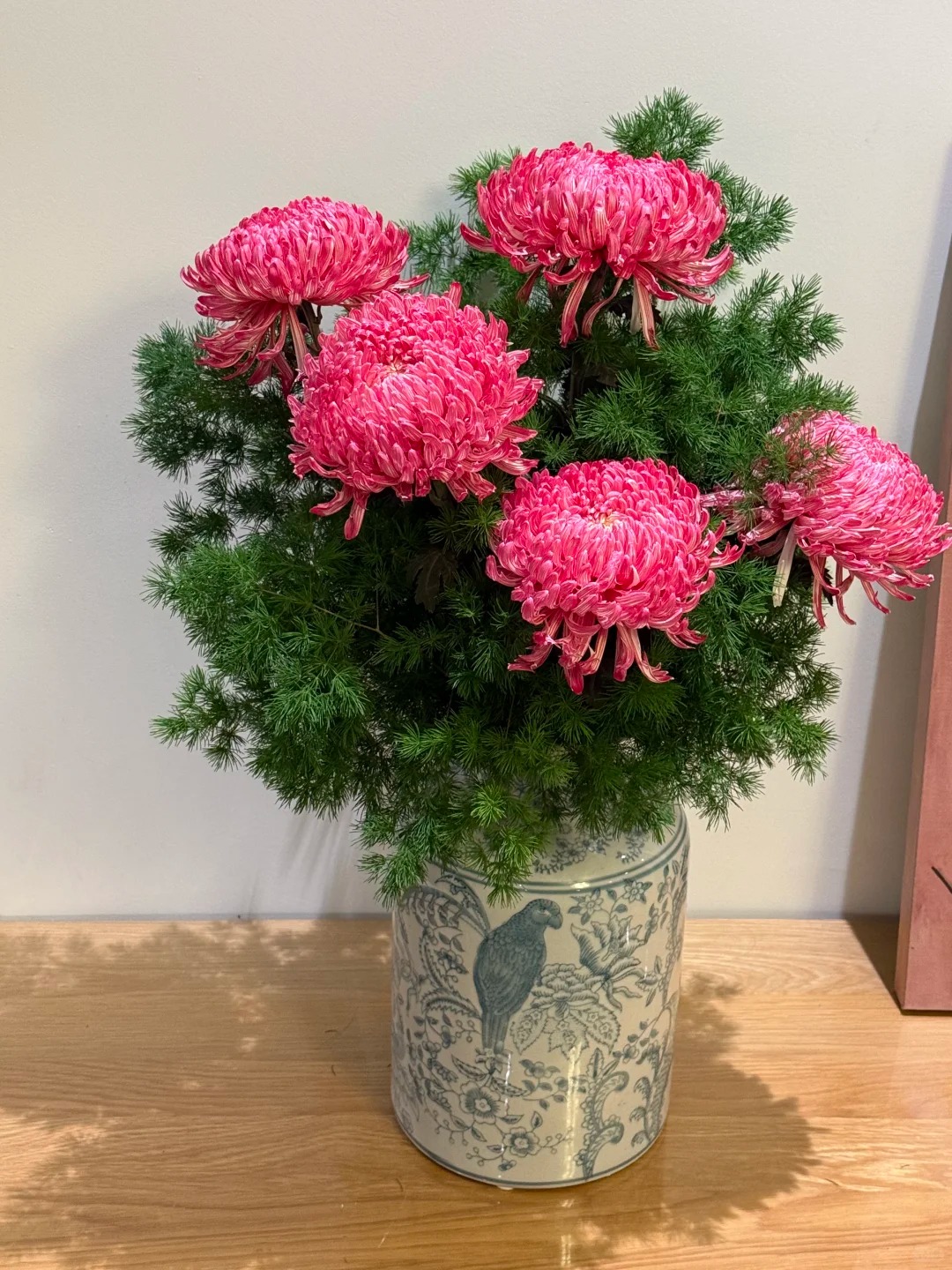 Chi hơn 300k rước bình hoa "khổng lồ" về nhà: Loài hoa định nghĩa lại hai chữ "phú quý" cho phòng khách ngày xuân- Ảnh 11.