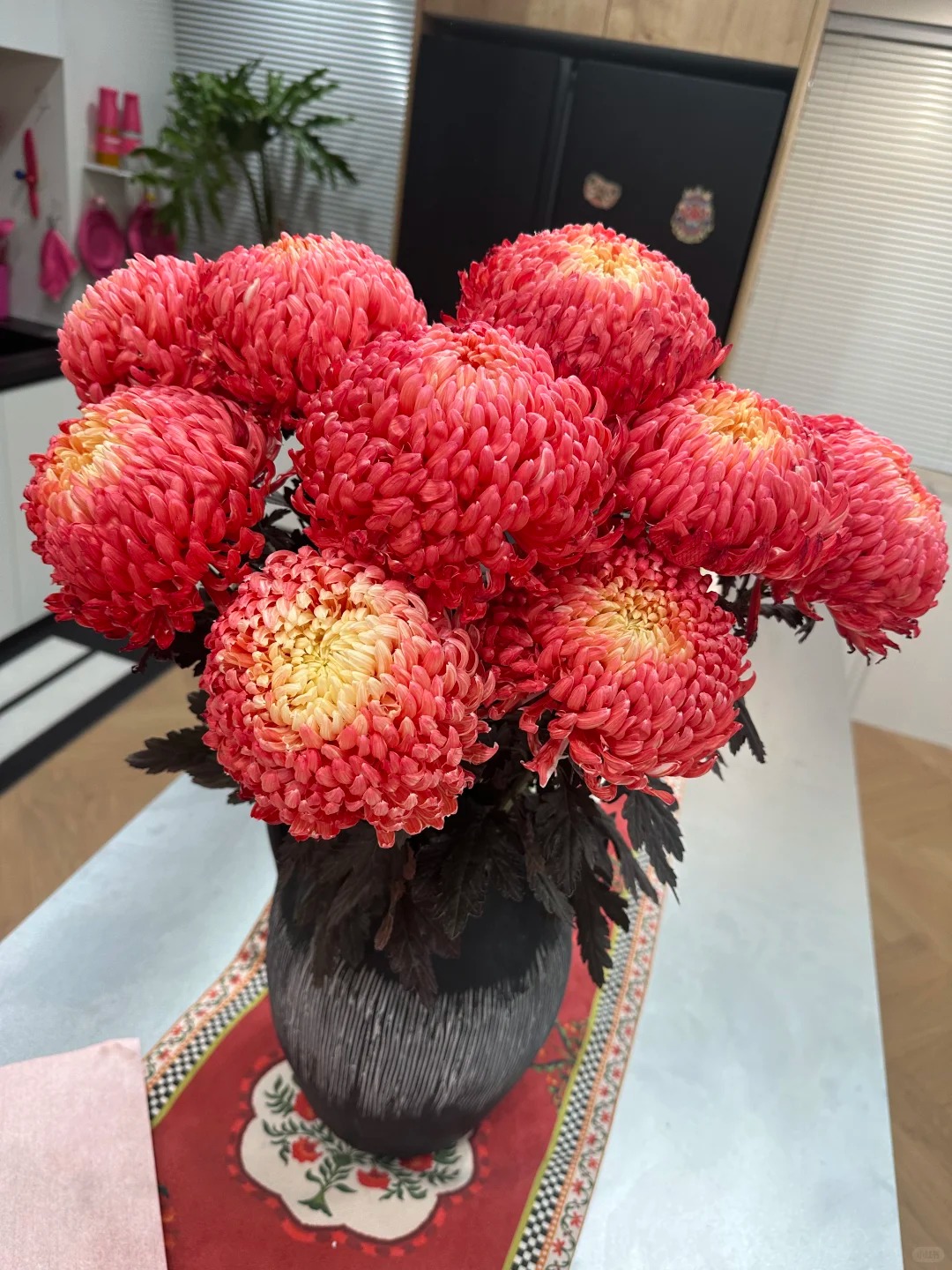 Chi hơn 300k rước bình hoa "khổng lồ" về nhà: Loài hoa định nghĩa lại hai chữ "phú quý" cho phòng khách ngày xuân- Ảnh 10.