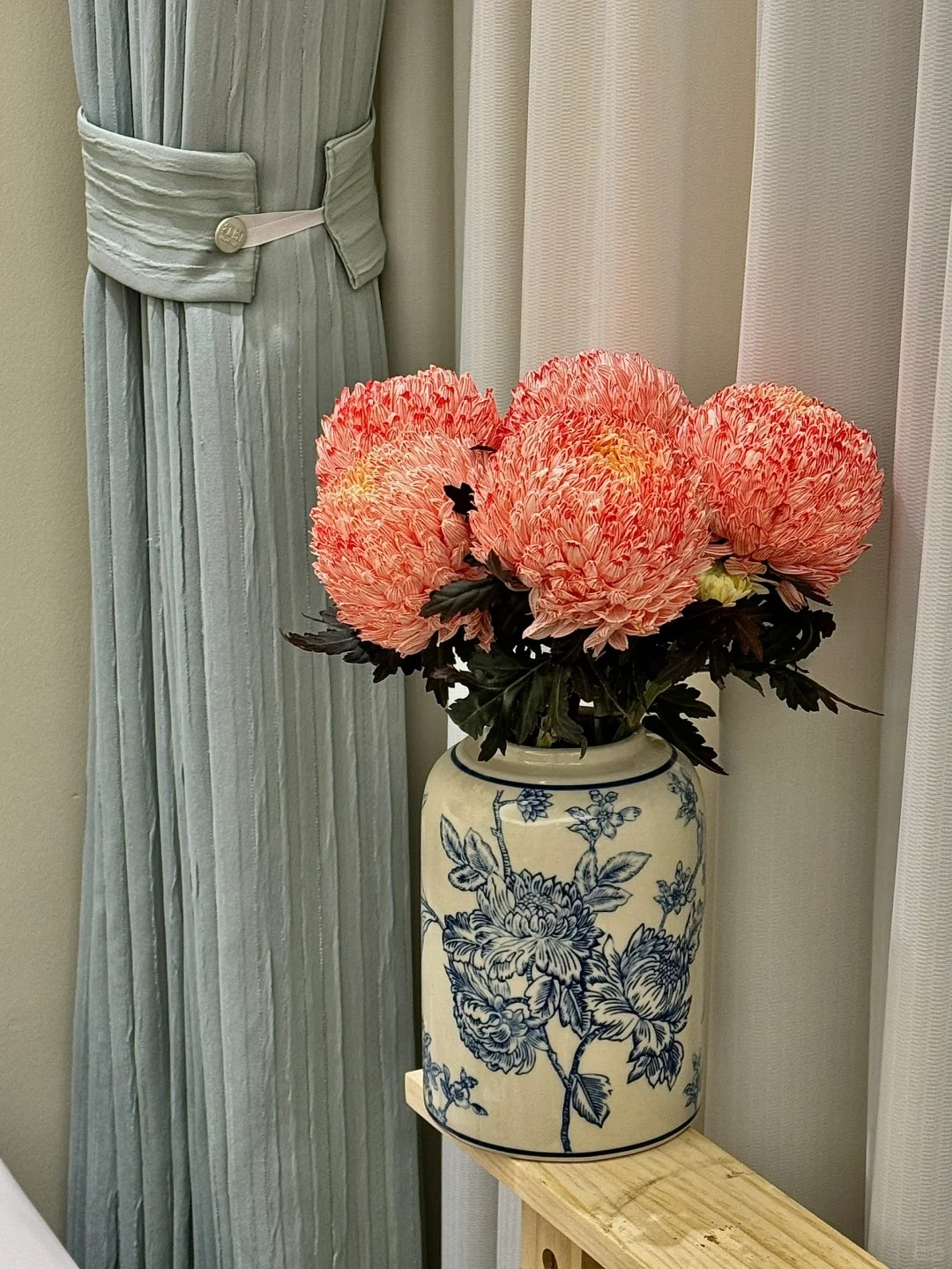 Chi hơn 300k rước bình hoa "khổng lồ" về nhà: Loài hoa định nghĩa lại hai chữ "phú quý" cho phòng khách ngày xuân- Ảnh 9.