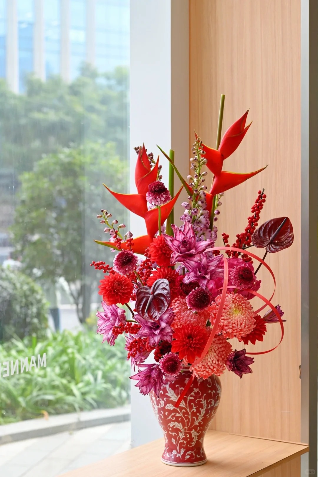 Chi hơn 300k rước bình hoa "khổng lồ" về nhà: Loài hoa định nghĩa lại hai chữ "phú quý" cho phòng khách ngày xuân- Ảnh 7.