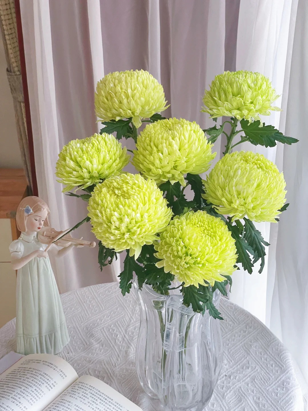 Chi hơn 300k rước bình hoa "khổng lồ" về nhà: Loài hoa định nghĩa lại hai chữ "phú quý" cho phòng khách ngày xuân- Ảnh 2.