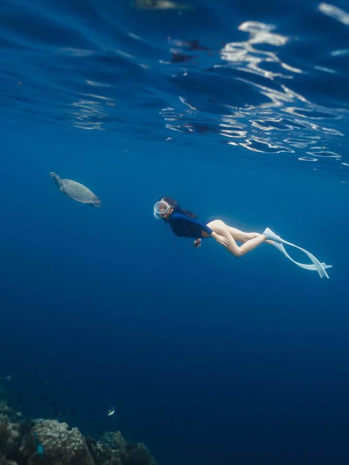 Người mẫu U40 khoe dáng bên bãi biển không khác gì nàng tiên cá xé truyện bước ra- Ảnh 3. Người mẫu U40 khoe dáng bên bãi biển không khác gì nàng tiên cá xé truyện bước ra- Ảnh 3.