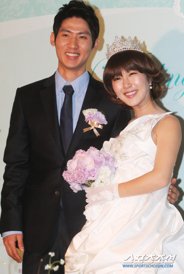 Vợ chồng nữ ca sĩ quốc dân - cầu thủ cãi nhau to, đàng trai bị cấm không cho vào nhà suốt 1 tháng qua- Ảnh 1. Vợ chồng nữ ca sĩ quốc dân - cầu thủ cãi nhau to, đàng trai bị cấm không cho vào nhà suốt 1 tháng qua- Ảnh 1.