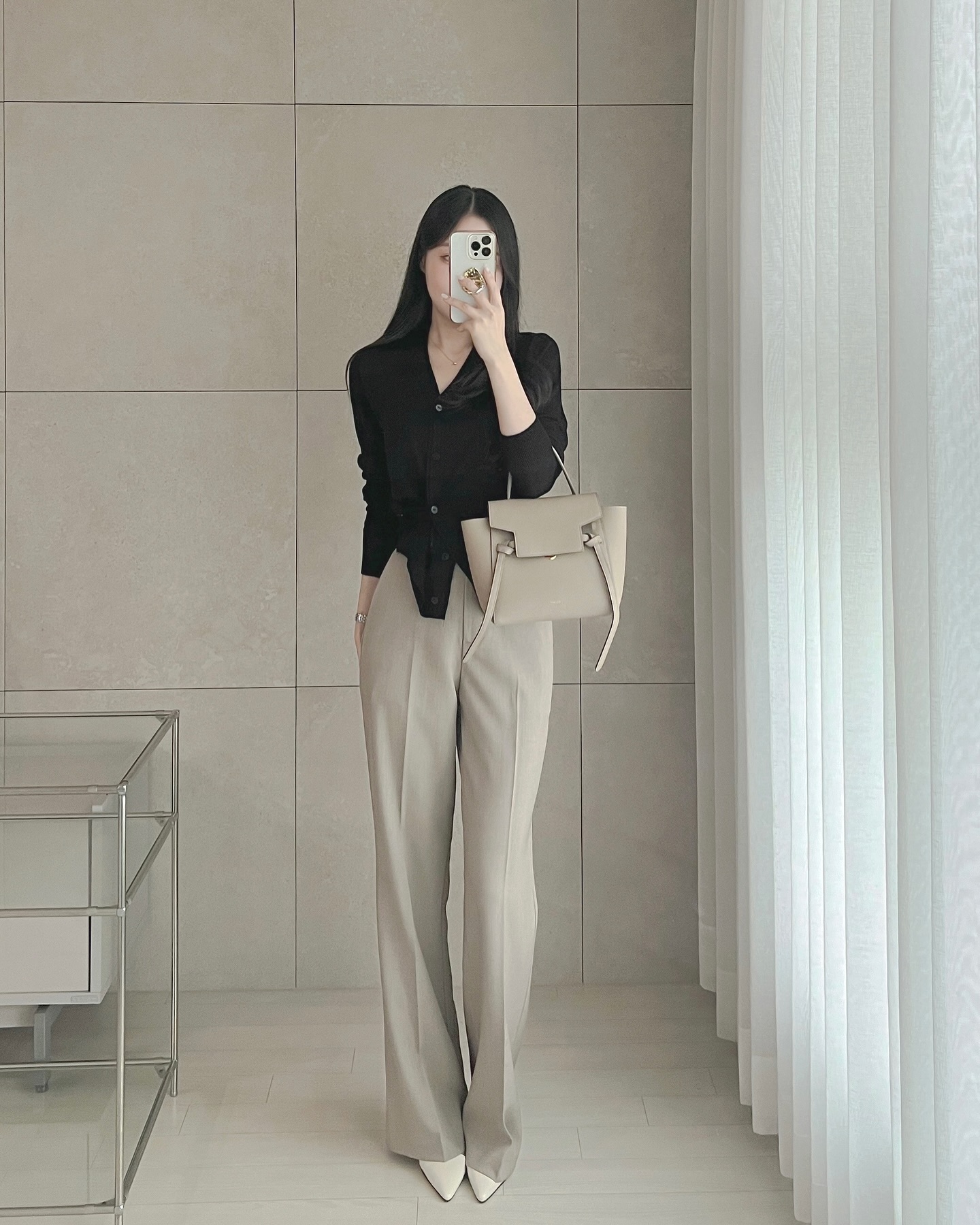 4 mẫu quần kéo chân dài "miên man", đi giày bệt thôi cũng tôn dáng- Ảnh 5. 4 mẫu quần kéo chân dài "miên man", đi giày bệt thôi cũng tôn dáng- Ảnh 5.