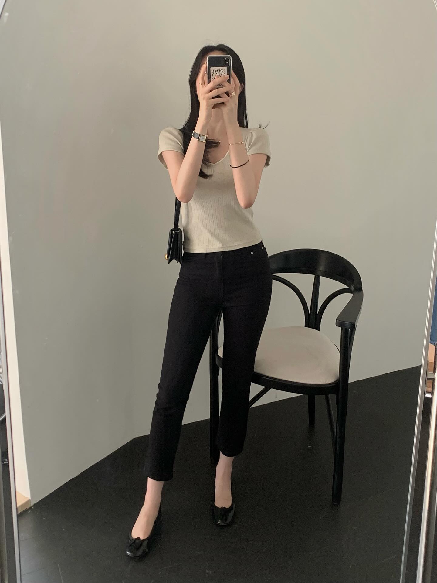 4 mẫu quần kéo chân dài "miên man", đi giày bệt thôi cũng tôn dáng- Ảnh 9. 4 mẫu quần kéo chân dài "miên man", đi giày bệt thôi cũng tôn dáng- Ảnh 9.