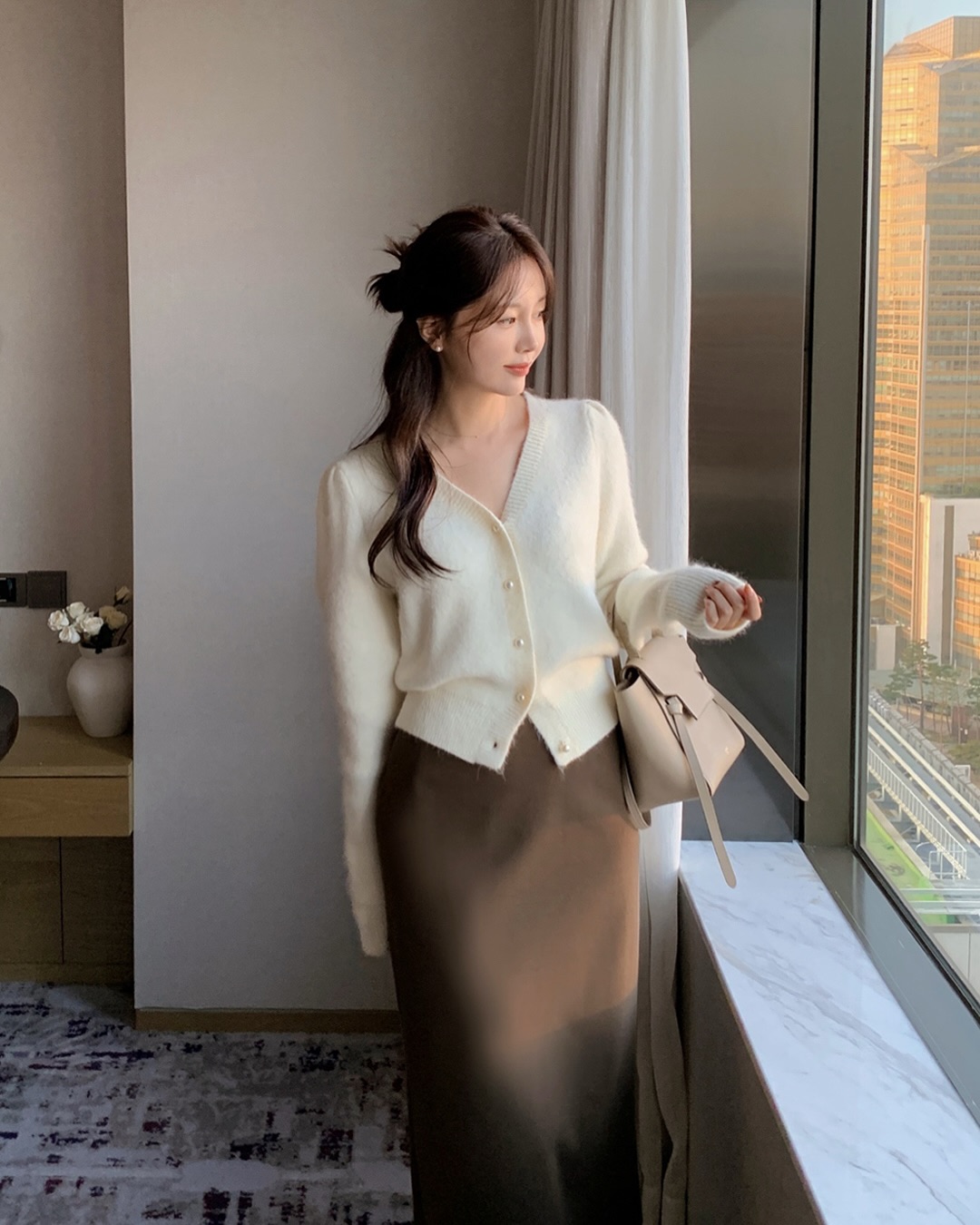 5 mẫu áo dài tay dễ phối đồ nhất, cứ mặc là sành điệu và tôn dáng- Ảnh 1. 5 mẫu áo dài tay dễ phối đồ nhất, cứ mặc là sành điệu và tôn dáng- Ảnh 1.