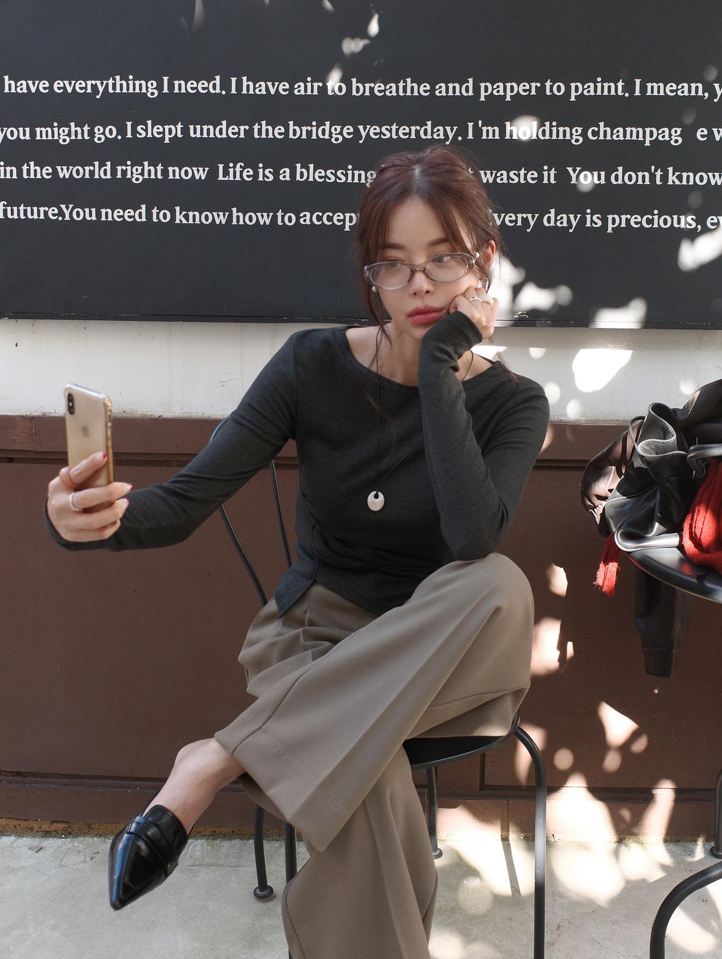 5 mẫu áo dài tay dễ phối đồ nhất, cứ mặc là sành điệu và tôn dáng- Ảnh 11. 5 mẫu áo dài tay dễ phối đồ nhất, cứ mặc là sành điệu và tôn dáng- Ảnh 11.