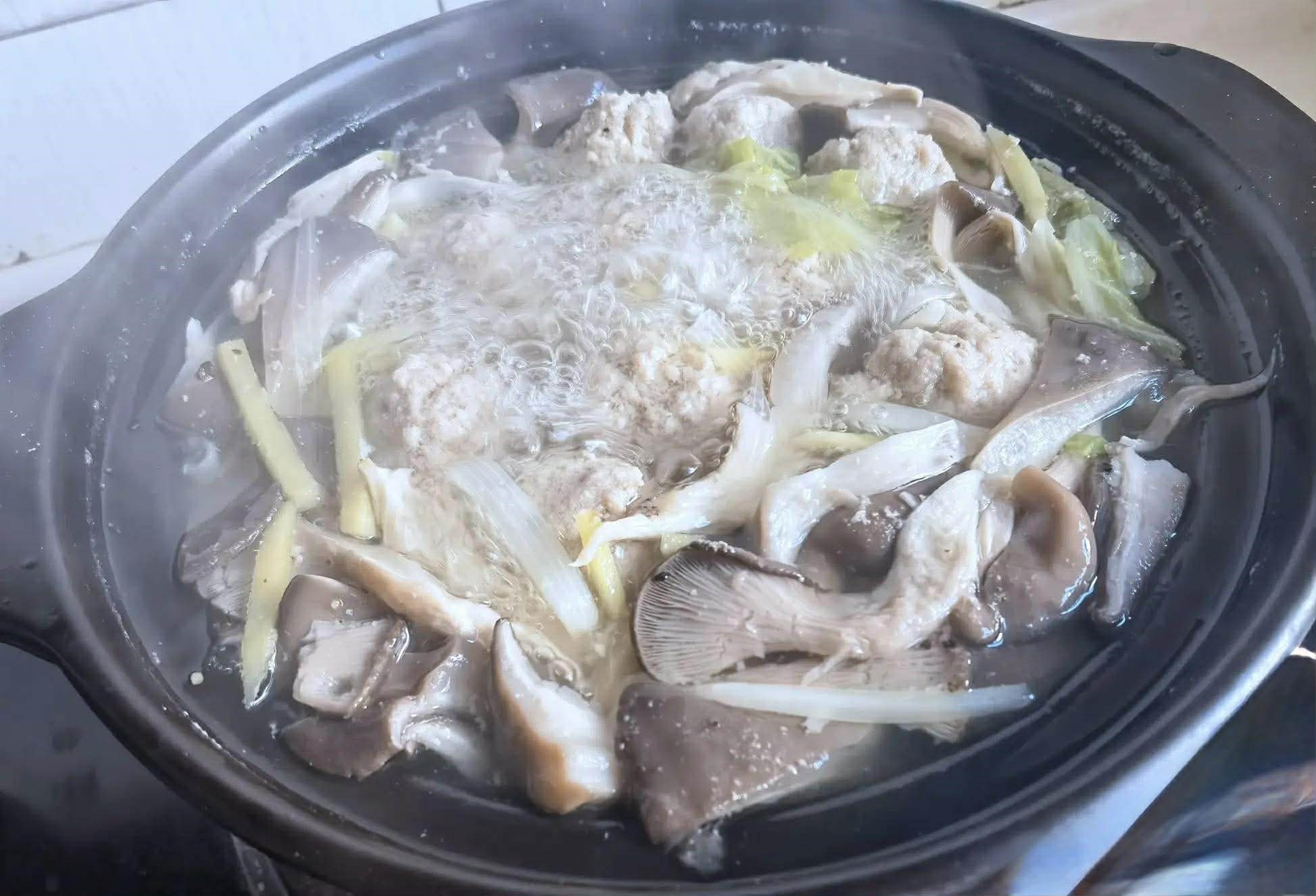 Mẹ tôi thường nấu món này cho cả nhà ăn khi trời lạnh: Mùi thơm ngào ngạt, ngửi thôi đã muốn ăn sạch nồi- Ảnh 6.