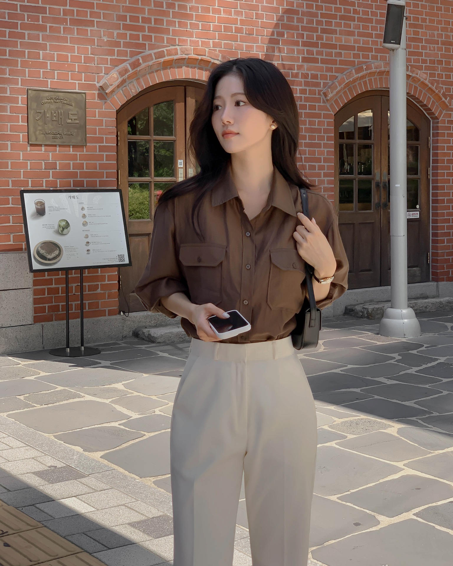 Người sành điệu là phải biết 4 cách mặc đồ tối màu sang trọng mà không hề "dừ"- Ảnh 4.