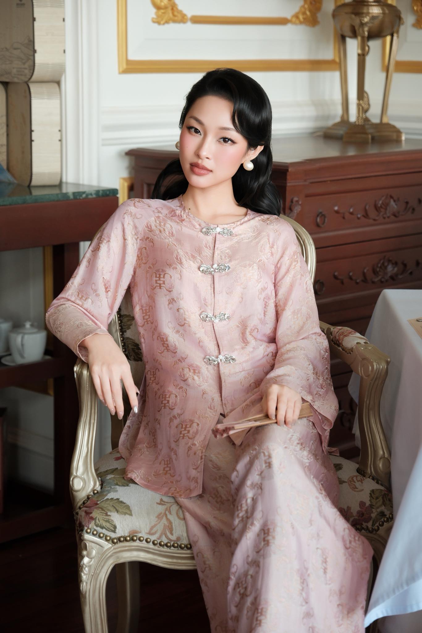 Ngoài áo dài, một trend đồ Tết chuẩn phú bà khiến phụ nữ tuổi 35+ mê mệt, được "chị bán gạo" lăng xê nhiệt tình- Ảnh 28.