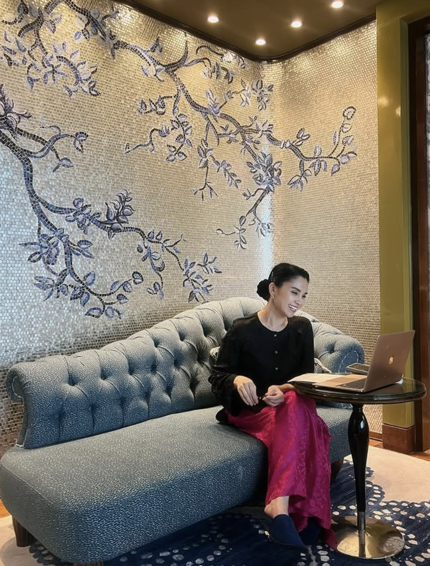 Ngoài áo dài, một trend đồ Tết chuẩn phú bà khiến phụ nữ tuổi 35+ mê mệt, được "chị bán gạo" lăng xê nhiệt tình- Ảnh 4.