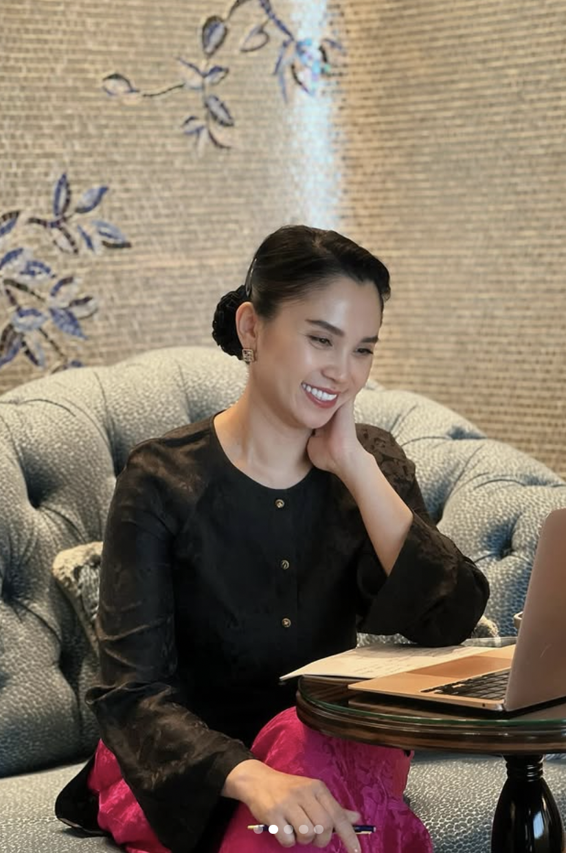 Ngoài áo dài, một trend đồ Tết chuẩn phú bà khiến phụ nữ tuổi 35+ mê mệt, được "chị bán gạo" lăng xê nhiệt tình- Ảnh 5.