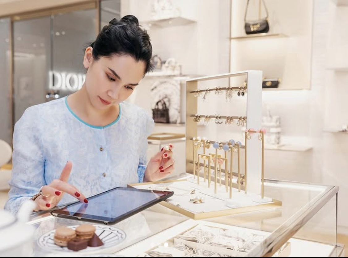 Ngoài áo dài, một trend đồ Tết chuẩn phú bà khiến phụ nữ tuổi 35+ mê mệt, được "chị bán gạo" lăng xê nhiệt tình- Ảnh 3.