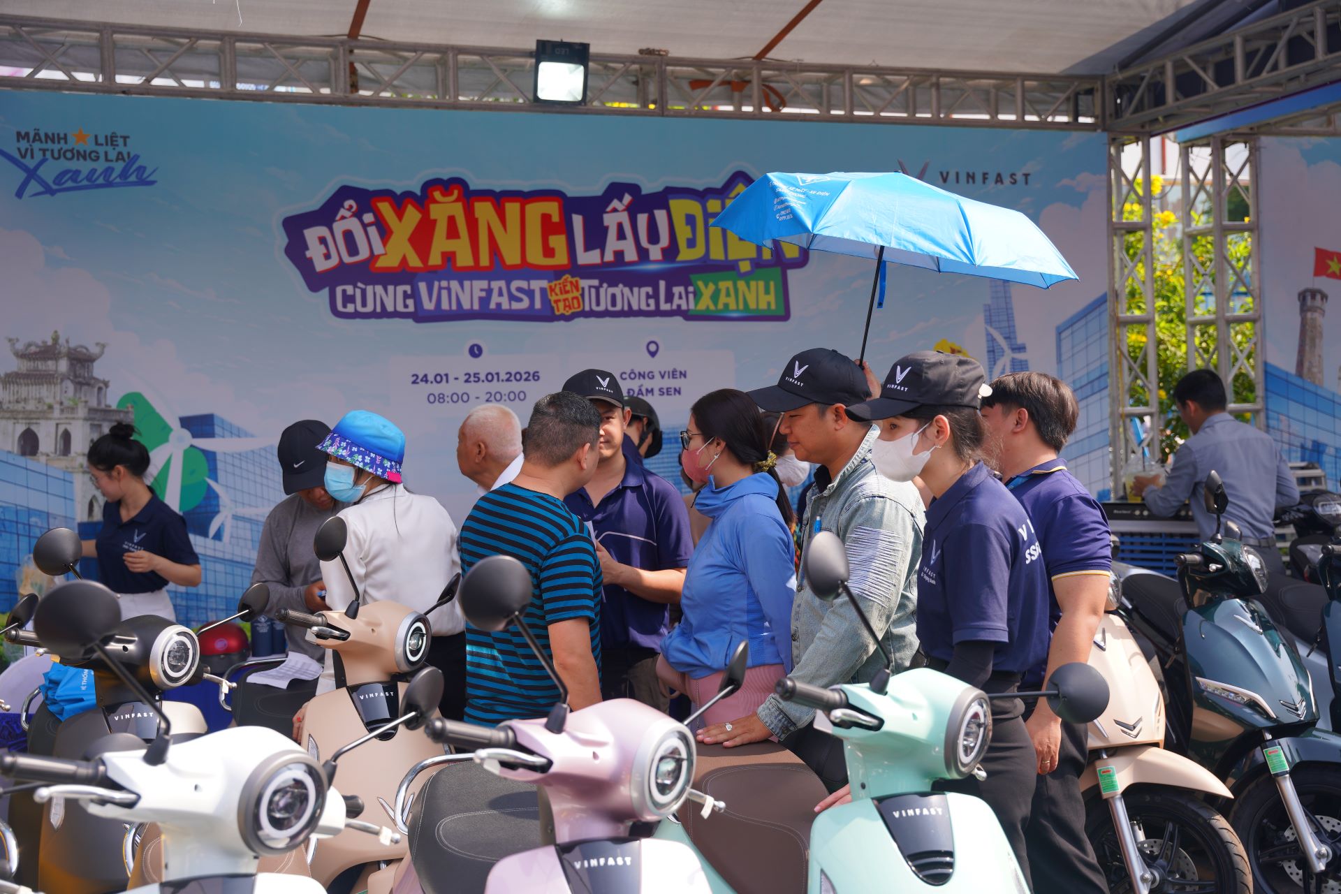 Chuỗi sự kiện “Đổi xăng lấy điện” trở lại, khách hàng háo hức đợi “chốt kèo” xe điện VinFast- Ảnh 1.