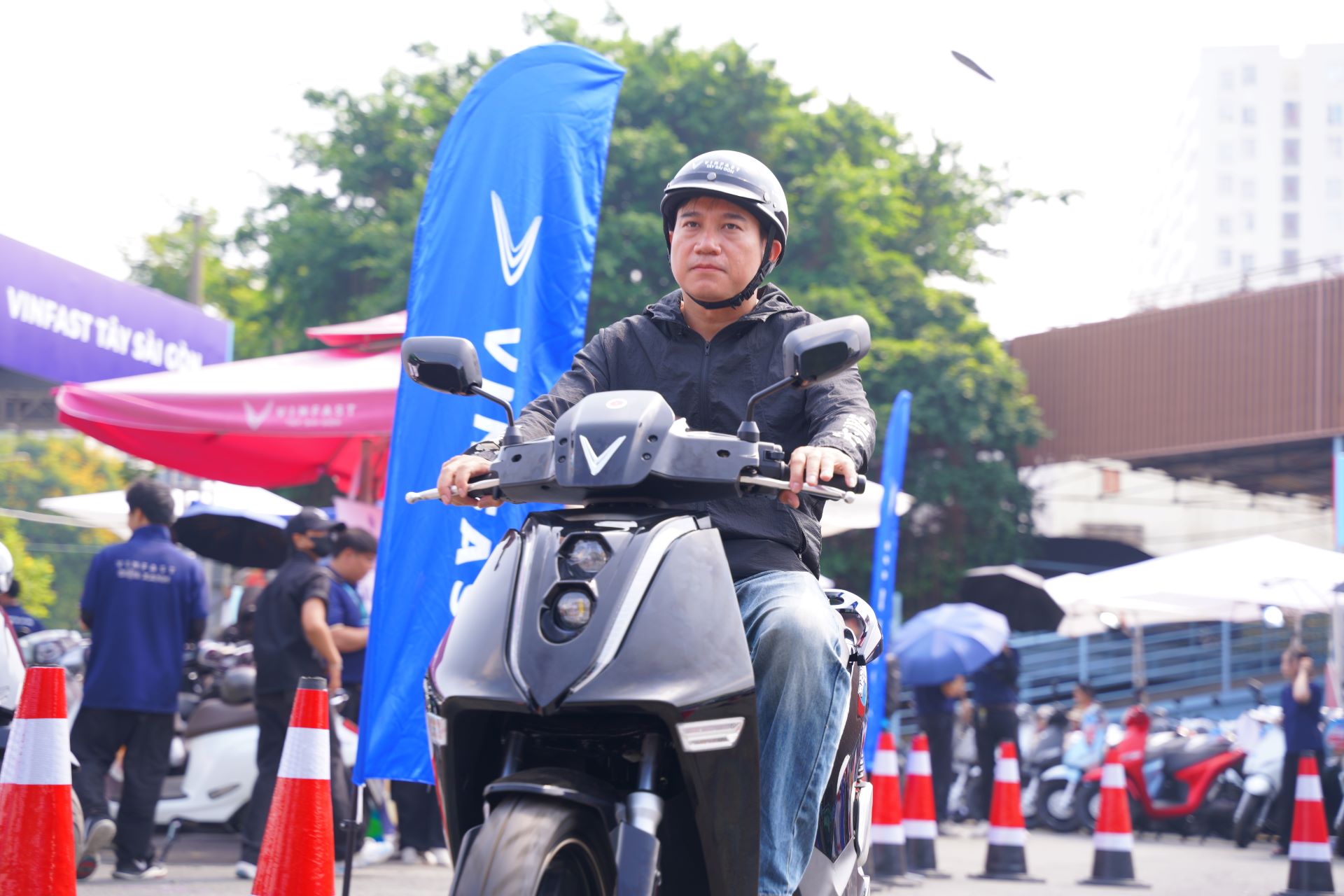 Chuỗi sự kiện “Đổi xăng lấy điện” trở lại, khách hàng háo hức đợi “chốt kèo” xe điện VinFast- Ảnh 2.