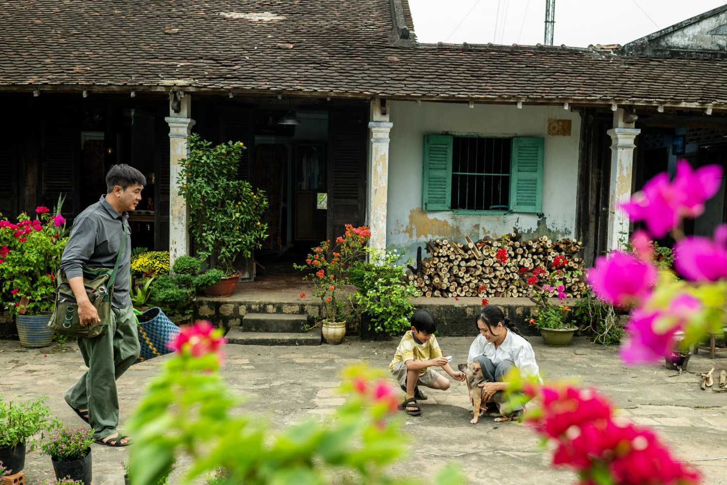 MV “Việc lớn”: Những nỗ lực của người lớn để con trẻ được "vui như Tết"- Ảnh 1.