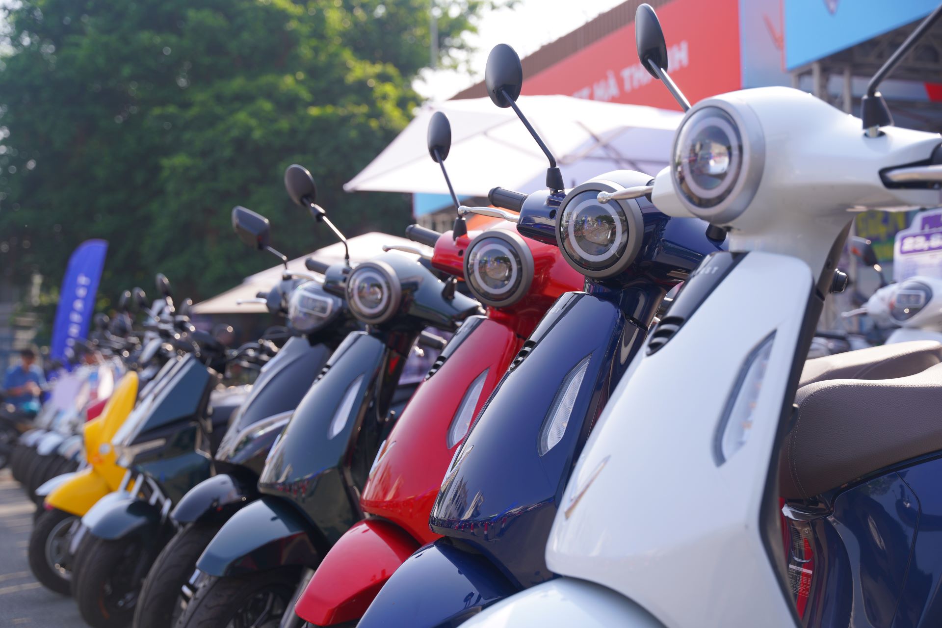 Chuỗi sự kiện “Đổi xăng lấy điện” trở lại, khách hàng háo hức đợi “chốt kèo” xe điện VinFast- Ảnh 3.