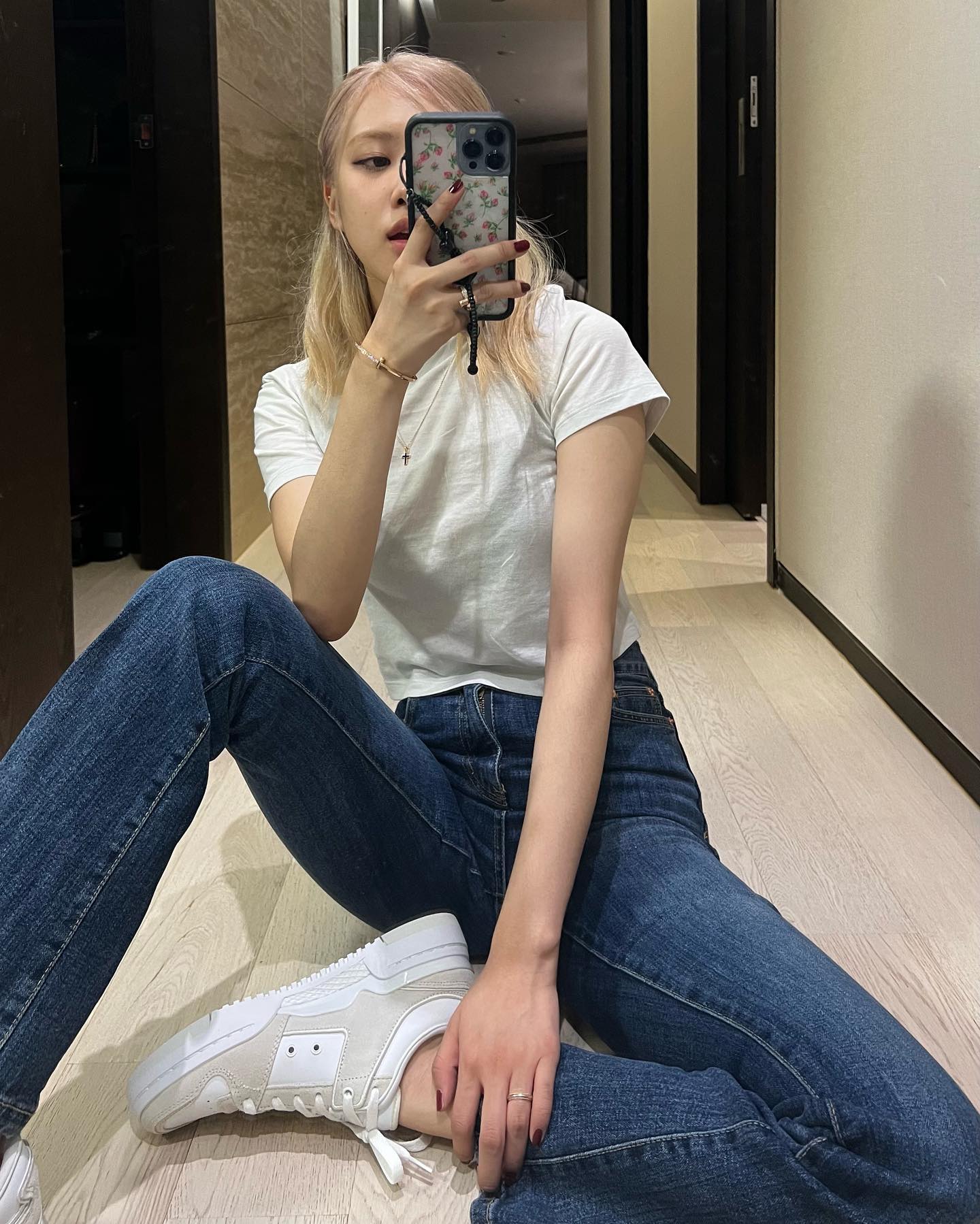 Hình mẫu mặc quần jeans đỉnh cao chính là Rosé: Phối đồ tối giản nhưng sang tới từng set- Ảnh 5.