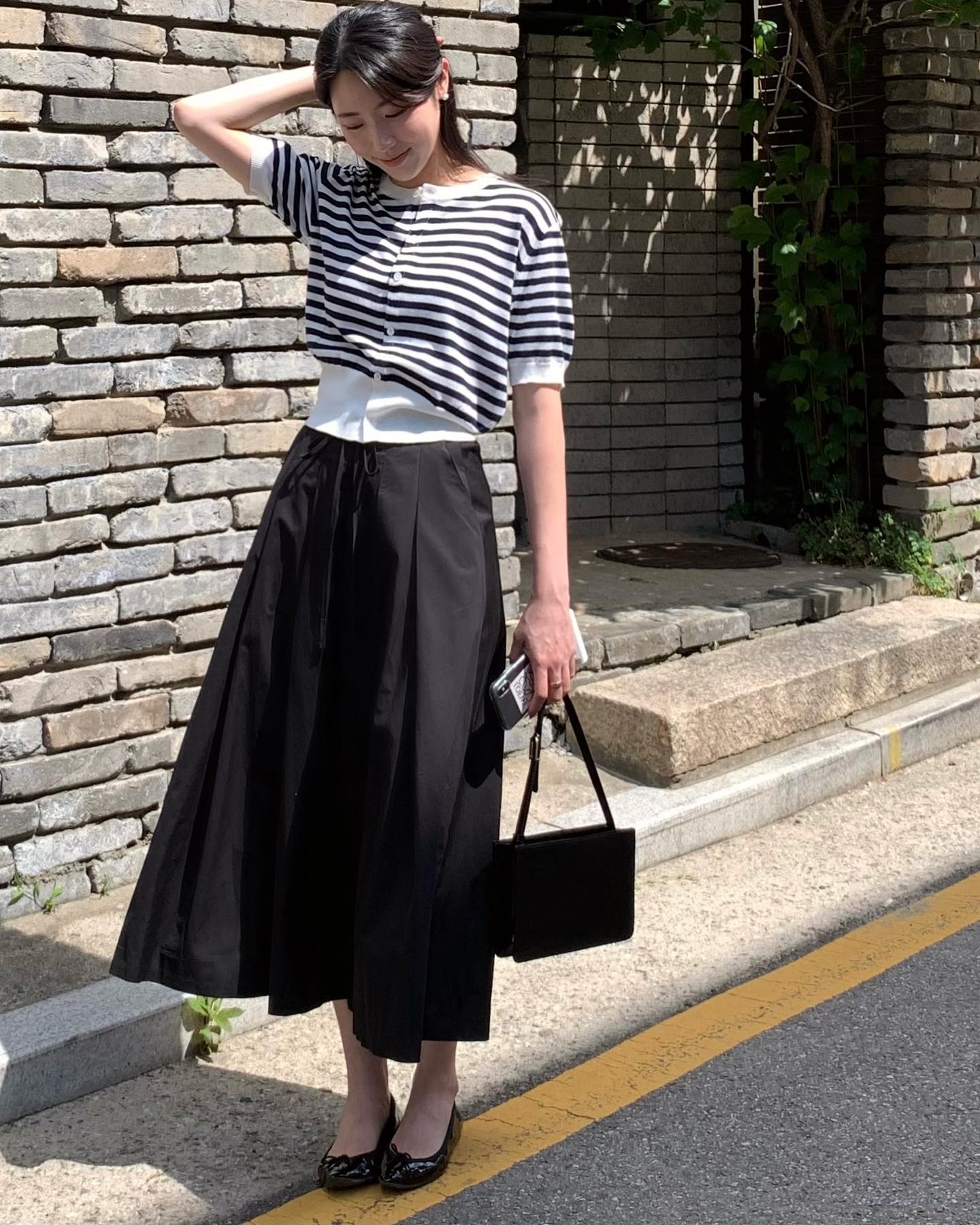 Không chỉ mỗi quần jeans mới hack tuổi, 4 item này cũng trẻ hóa phong cách cực tốt- Ảnh 1.