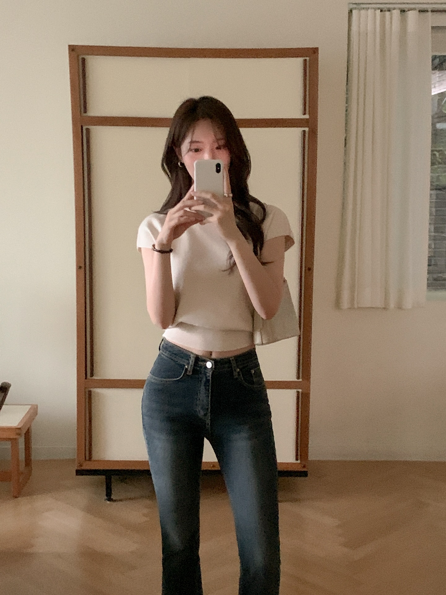 Không chỉ mỗi quần jeans mới hack tuổi, 4 item này cũng trẻ hóa phong cách cực tốt- Ảnh 2.