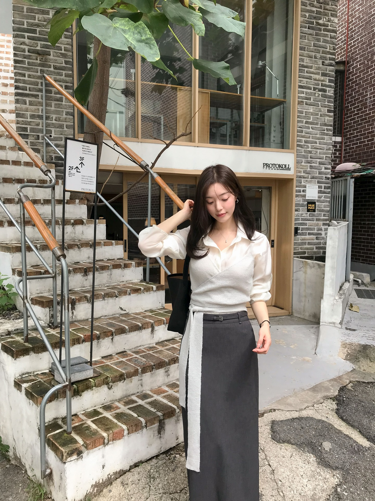 Không chỉ mỗi quần jeans mới hack tuổi, 4 item này cũng trẻ hóa phong cách cực tốt- Ảnh 5.