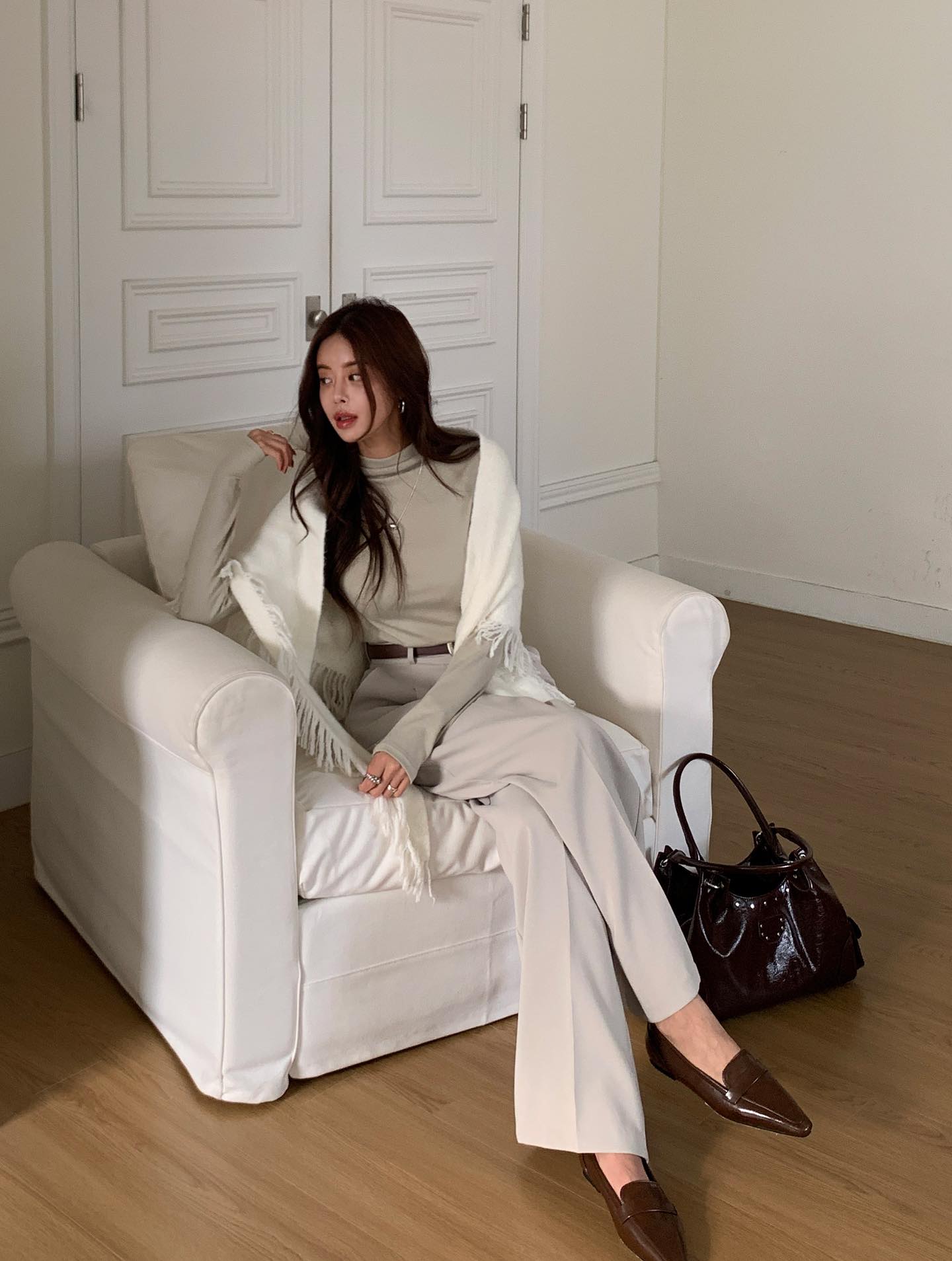 Không chỉ mỗi quần jeans mới hack tuổi, 4 item này cũng trẻ hóa phong cách cực tốt- Ảnh 8.