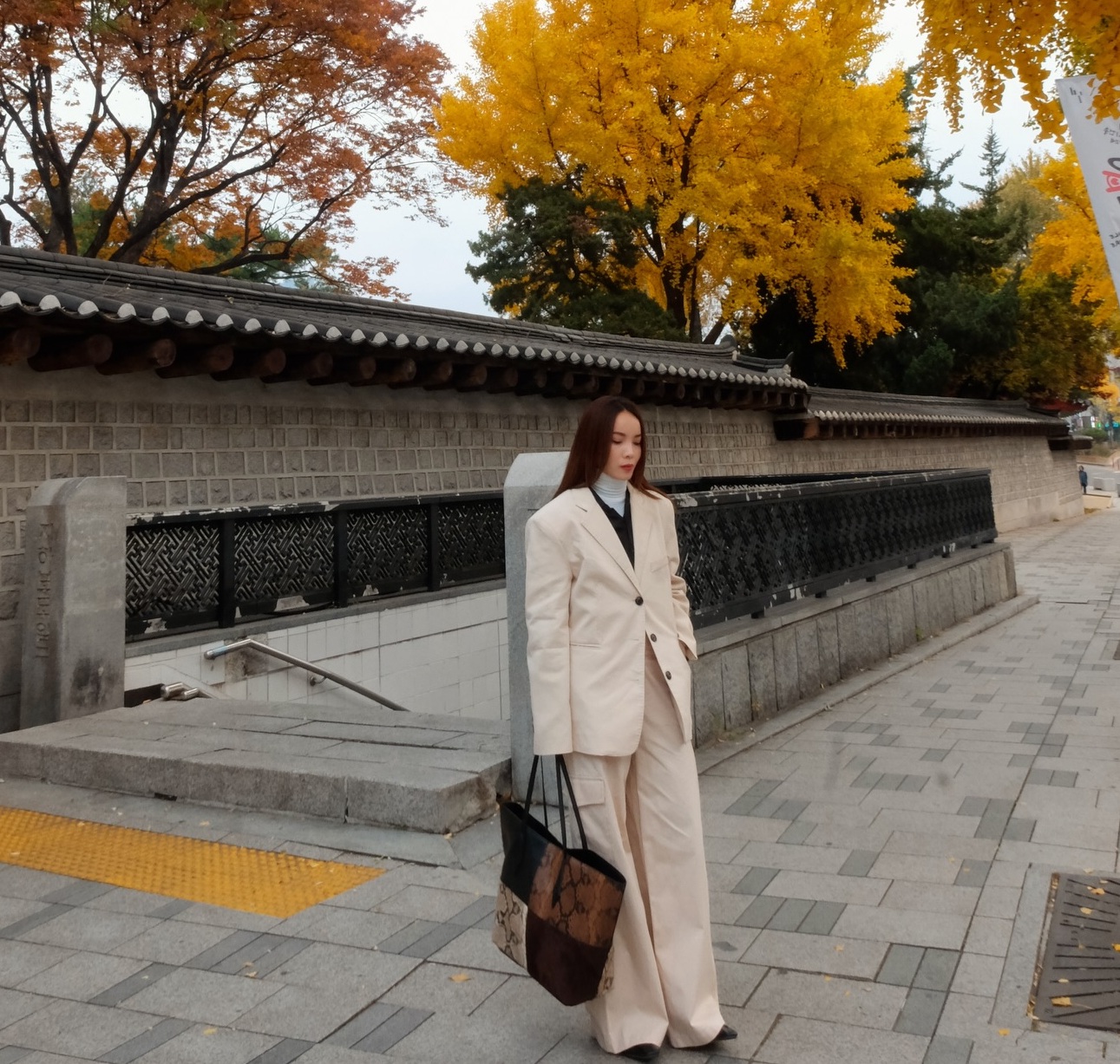 4 mẫu áo khoác hack tuổi tốt nhất dành cho phụ nữ ngoài 40- Ảnh 8.